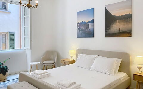 Una Finestra sul Lago: Verdieping, Flooring, Interieur Ontwerp, Appartement, Meubilair, Hoofdkussen, Kussen Gooien, Slaapkamer, Bed, Kussen