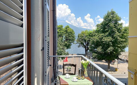 Una Finestra sul Lago: Appartement, Balkon, Kamerplant, Bloempot, Hek
