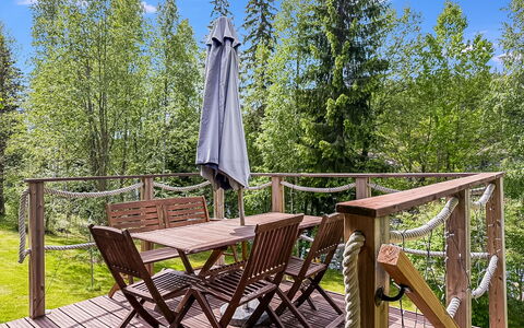 Villa Kaidanjylhä: Hout, Meubilair, Hardwood, Stoel, Dek, Beits, Buitenmeubels, Houten Vloer, Plank, Veranda