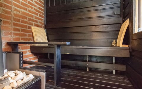 Villa Kaidanjylhä: Lucht, Meubilair, Hout, Buitenmeubels, Tafel, Stoel, Wolk, Buitentafel, Hardwood, Plank