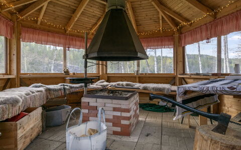Villa Kaidanjylhä: Lucht, Meubilair, Hout, Buitenmeubels, Tafel, Stoel, Wolk, Buitentafel, Hardwood, Plank