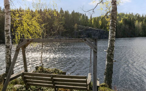 Villa Kaidanjylhä: Lucht, Meubilair, Hout, Buitenmeubels, Tafel, Stoel, Wolk, Buitentafel, Hardwood, Plank
