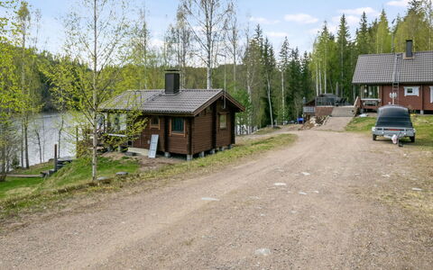 Villa Kaidanjylhä: Lucht, Meubilair, Hout, Buitenmeubels, Tafel, Stoel, Wolk, Buitentafel, Hardwood, Plank
