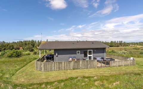 Solveig - 1.5Km from the Sea: Gebouw, Huis, Venster, Huis, Dak, Woongebied, Struik, Verblijf, Land Lot