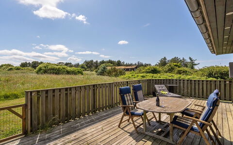 Solveig - 1.5Km from the Sea: Gebouw, Huis, Venster, Huis, Dak, Woongebied, Struik, Verblijf, Land Lot