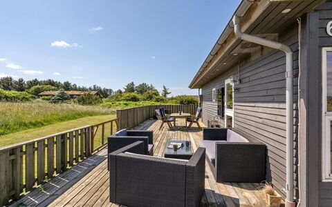 Solveig - 1.5Km from the Sea: Gebouw, Huis, Venster, Huis, Dak, Woongebied, Struik, Verblijf, Land Lot