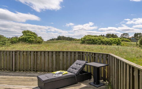 Solveig - 1.5Km from the Sea: Gebouw, Huis, Venster, Huis, Dak, Woongebied, Struik, Verblijf, Land Lot