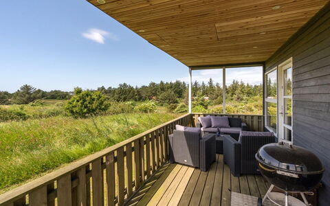 Solveig - 1.5Km from the Sea: Gebouw, Huis, Venster, Huis, Dak, Woongebied, Struik, Verblijf, Land Lot
