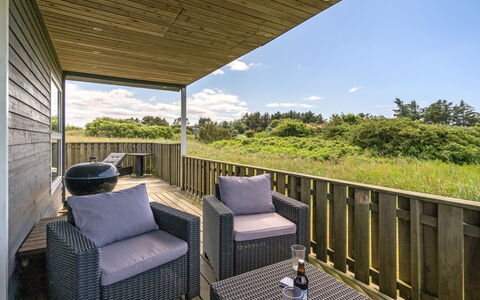 Solveig - 1.5Km from the Sea: Gebouw, Huis, Venster, Huis, Dak, Woongebied, Struik, Verblijf, Land Lot