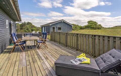 Solveig - 1.5Km from the Sea: Gebouw, Huis, Venster, Huis, Dak, Woongebied, Struik, Verblijf, Land Lot