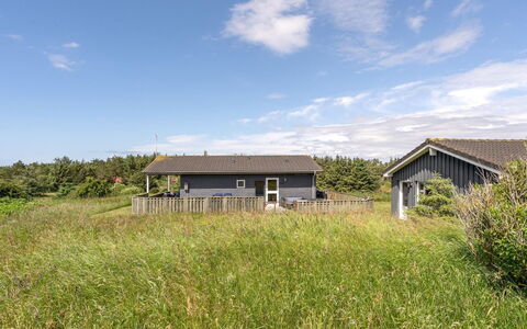 Solveig - 1.5Km from the Sea: Gebouw, Huis, Venster, Huis, Dak, Woongebied, Struik, Verblijf, Land Lot