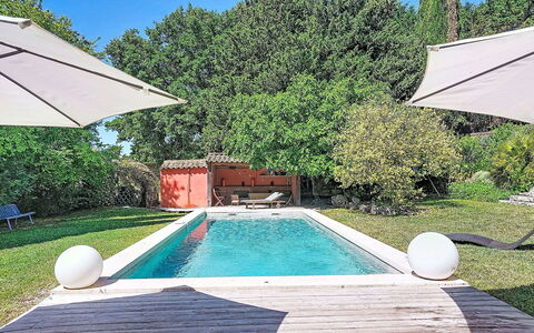 Grande Bastide: Meubilair, Stoel, Tafel, Buitenmeubels, Buitentafel, Keuken En Eettafel, Paraplu, Schaduw, Restaurant, Bloempot