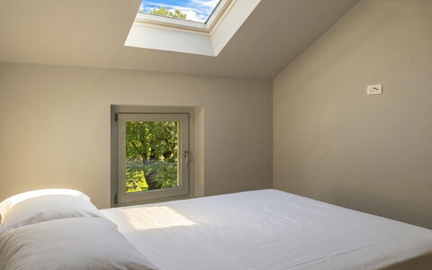 Zani: Muur, Slaapkamer, Interieur Ontwerp, Hout, Plafond, Verdieping, Bed, Flooring, Verlichting, Huis