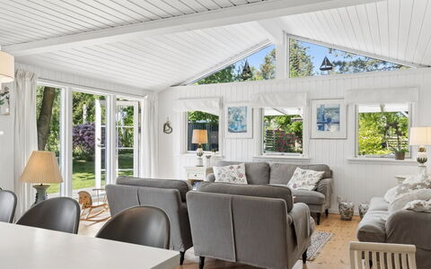 Stig - 1.1Km from the Sea: Bankstel, Huis, Interieur Ontwerp, Plafond, Woonkamer, Verblijf, Gieten, Ontwerp, Veranda