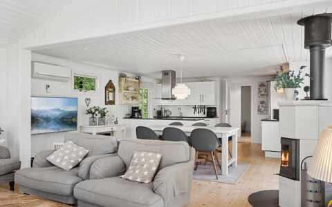 Stig - 1.1Km from the Sea: Meubilair, Interieur Ontwerp, Hout, Flooring, Woonkamer, Plafond, Bankstel, Verdieping, Huis, Kamer