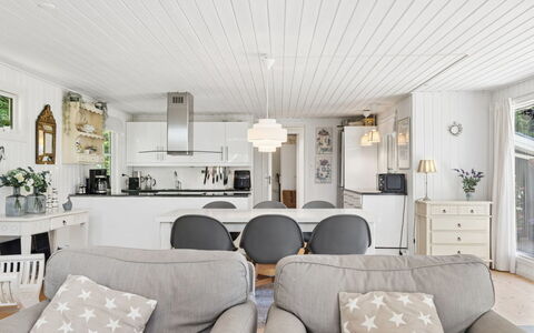 Stig - 1.1Km from the Sea: Meubilair, Interieur Ontwerp, Hout, Plafond, Flooring, Lichte Inrichting, Huis, Woonkamer, Verlichting, Verdieping