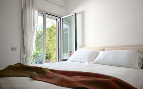 Villa Mulberry Garden - Esclusiva con Piscina Priv: Meubilair, Bed, Interieur Ontwerp, Slaapkamer, Laken, Bedding, Kamer, Textiel, Linens, Verlichting