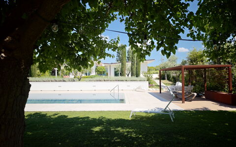 Villa Mulberry Garden - Esclusiva con Piscina Priv: Zwembad, Schaduw, Tuin, Landscaping, Toevlucht, Backyard, Buitenmeubels, Werf, Gazon, Waterpartij