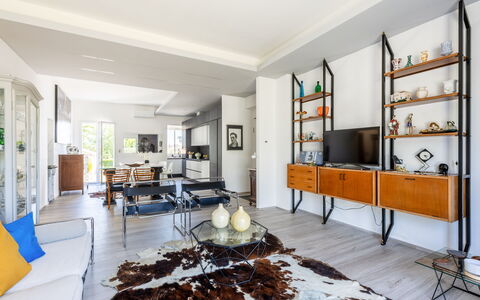 Art&Sea House: Meubilair, Interieur Ontwerp, Flooring, Muur, Hout, Verdieping, Plafond, Woonkamer, Bankstel, Huis