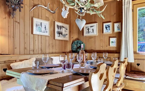Muzzli: Meubilair, Interieur Ontwerp, Hout, Plafond, Eetkamer, Kroonluchter, Lichte Inrichting, Tafel, Keuken En Eettafel, Huis