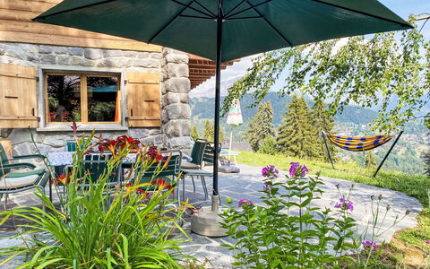 Chalet le Cornuit: Paraplu, Buitenmeubels, Meubilair, Stoel, Tuin, Schaduw, Buitentafel, Landscaping, Werf, Eco Hotel