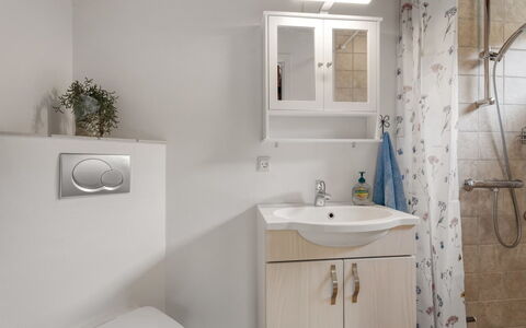 Maris - 200M from the Sea: Wastafel In De Badkamer, Loodgieterswerkinrichting, Wastafel, Cabinetry, Badkamerkast, Badkamer, Meubilair, Interieur Ontwerp, Kraan, Flooring