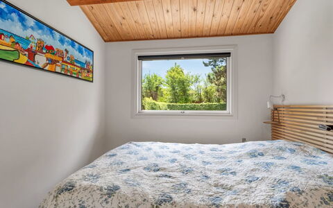 Maris - 200M from the Sea: Muur, Slaapkamer, Hout, Interieur Ontwerp, Bed, Plafond, Laken, Bedding, Verdieping, Meubilair