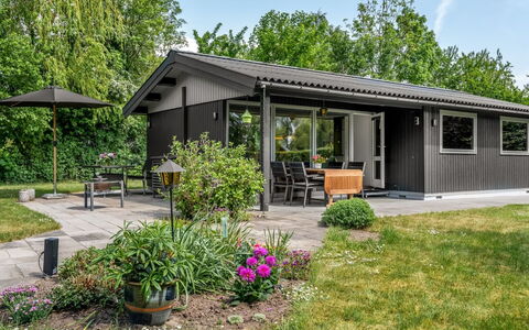 Maris - 200M from the Sea: Dak, Huis, Verblijf, Siding, Garden Gebouwen, Schuur, Tuin, Werf, Landscaping, Gazon