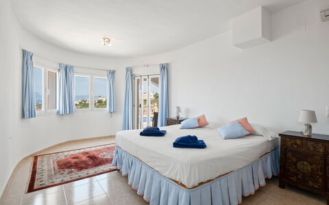 Bougainvillea: Meubilair, Appartement, Toevlucht, Hotel, Stoel, Slaapkamer, Gordijn, Venster Behandeling, Villa, Bed