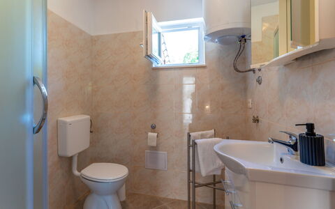 Romana: Badkamer, Loodgieterswerkinrichting, Wastafel In De Badkamer, Interieur Ontwerp, Flooring, Muur, Wastafel, Verdieping, Kraan, Loodgieter