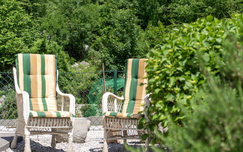 Romana: Meubilair, Buitenmeubels, Struik, Stoel, Tuin, Groundcover, Wicker, Gazon, Schaduw, Landscaping