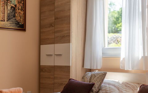 Romana: Meubilair, Muur, Interieur Ontwerp, Hout, Slaapkamer, Cabinetry, Bed, Verdieping, Lade, Flooring