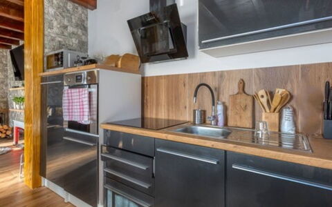 Plitvička Jezera: Keuken, Countertop, Toestel Van De Keuken, Meubilair, Hout, Major Appliance, Flooring, Interieur Ontwerp, Cabinetry, Huishoudapparatuur