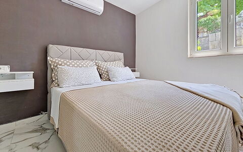Aurora: Bed, Meubilair, Interieur Ontwerp, Slaapkamer, Flooring, Verdieping, Bedding, Muur, Laken, Hout