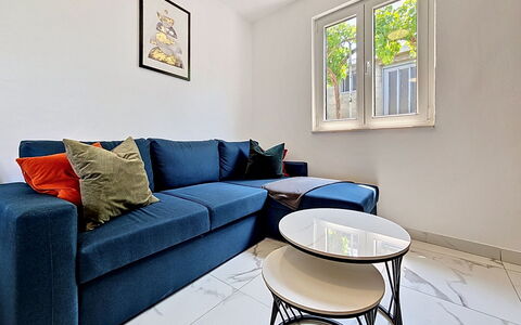 Aurora: Meubilair, Flooring, Bankstel, Interieur Ontwerp, Verdieping, Hout, Woonkamer, Appartement, Kamer