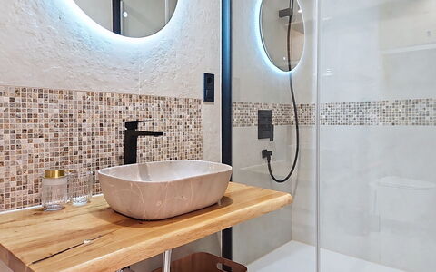 Kaštela 302: Badkamer, Interieur Ontwerp, Loodgieterswerkinrichting, Wastafel In De Badkamer, Flooring, Muur, Spiegel, Wastafel, Verdieping, Kraan