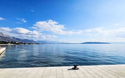 Kaštela 302: Lucht, Blauw, Water, Zwemwater, Wolk, Horizon, Kust En Oceanic Landvormen, Zee, Cumulus, Oceaan