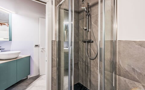 Silvia: Flooring, Verdieping, Interieur Ontwerp, Loodgieterswerkinrichting, Badkamer, Plafond, Loodgieter, Kraan, Tegel, Kamer