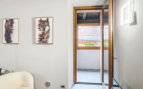 Silvia: Muur, Hout, Flooring, Verdieping, Interieur Ontwerp, Deur, Plafond, Hardwood, Houten Vloer, Home Deur