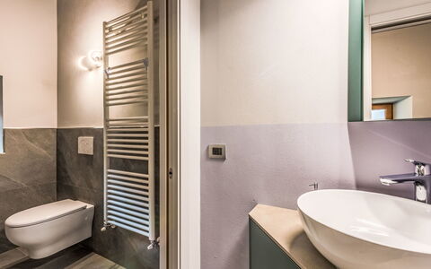 Silvia: Flooring, Interieur Ontwerp, Muur, Loodgieterswerkinrichting, Verdieping, Badkamer, Plafond, Toilet, Loodgieter, Kamer