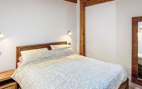 Silvia: Bed, Interieur Ontwerp, Slaapkamer, Muur, Flooring, Hout, Verdieping, Bedding, Laken, Meubilair