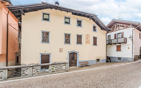 Silvia: Venster, Facade, Architectuur, Deur, Huis, Huis, Menselijke Nederzetting, Balkon, Verf, Gips