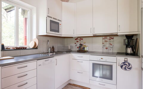 Lövekulle: Keuken, Countertop, Toestel Van De Keuken, Cabinetry, Flooring, Interieur Ontwerp, Hout, Major Appliance, Gootsteen, Verdieping