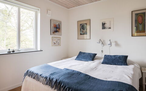 Lövekulle: Bed, Slaapkamer, Laken, Bedding, Hout, Interieur Ontwerp, Plafond, Verdieping, Flooring, Meubilair