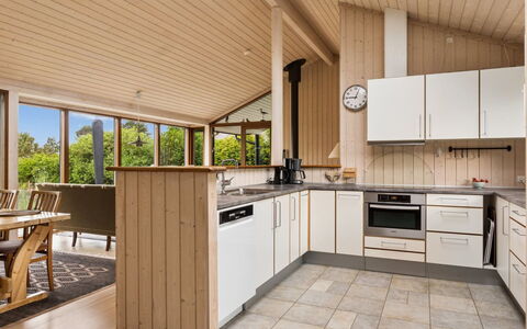 Stasia - 50M from the Sea: Keuken, Interieur Ontwerp, Meubilair, Flooring, Hout, Verdieping, Countertop, Plafond, Cabinetry, Houten Vloer