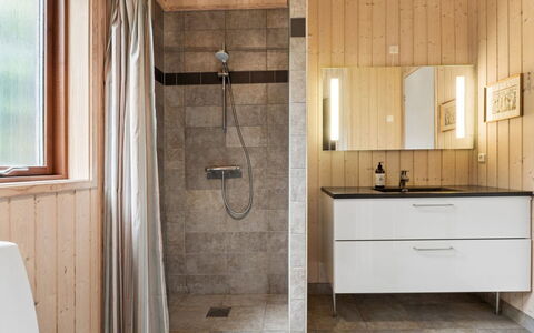 Stasia - 50M from the Sea: Flooring, Verdieping, Muur, Loodgieterswerkinrichting, Hout, Interieur Ontwerp, Badkamer, Loodgieter, Tegel, Badkamerkast