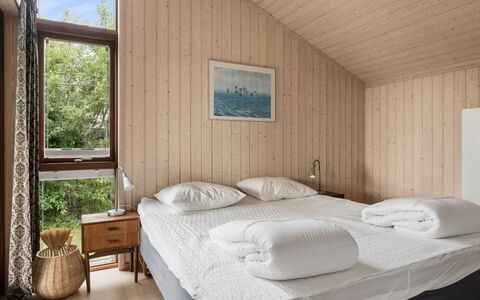 Stasia - 50M from the Sea: Bed, Slaapkamer, Interieur Ontwerp, Verdieping, Hout, Meubilair, Flooring, Plafond, Laken, Bedding