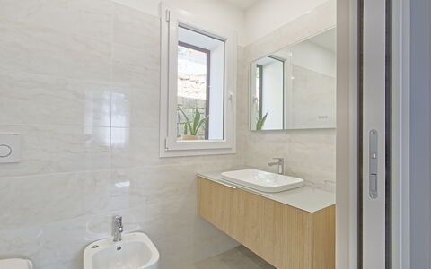 Oasis Villa Sanremo: Flooring, Badkamer, Loodgieterswerkinrichting, Verdieping, Wastafel, Wastafel In De Badkamer, Interieur Ontwerp, Toilet, Kraan, Loodgieter