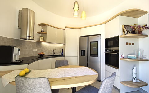 Oasis Villa Sanremo: Meubilair, Interieur Ontwerp, Flooring, Hout, Plafond, Keuken, Verdieping, Countertop, Verlichting, Kamer