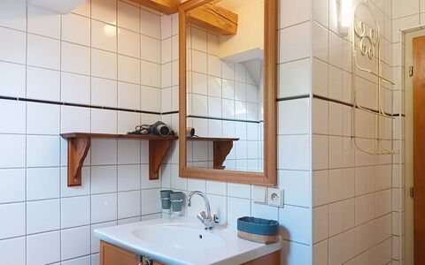 Jizera Cottage: Wastafel In De Badkamer, Muur, Loodgieterswerkinrichting, Wastafel, Interieur Ontwerp, Flooring, Hout, Kraan, Verdieping, Badkamer